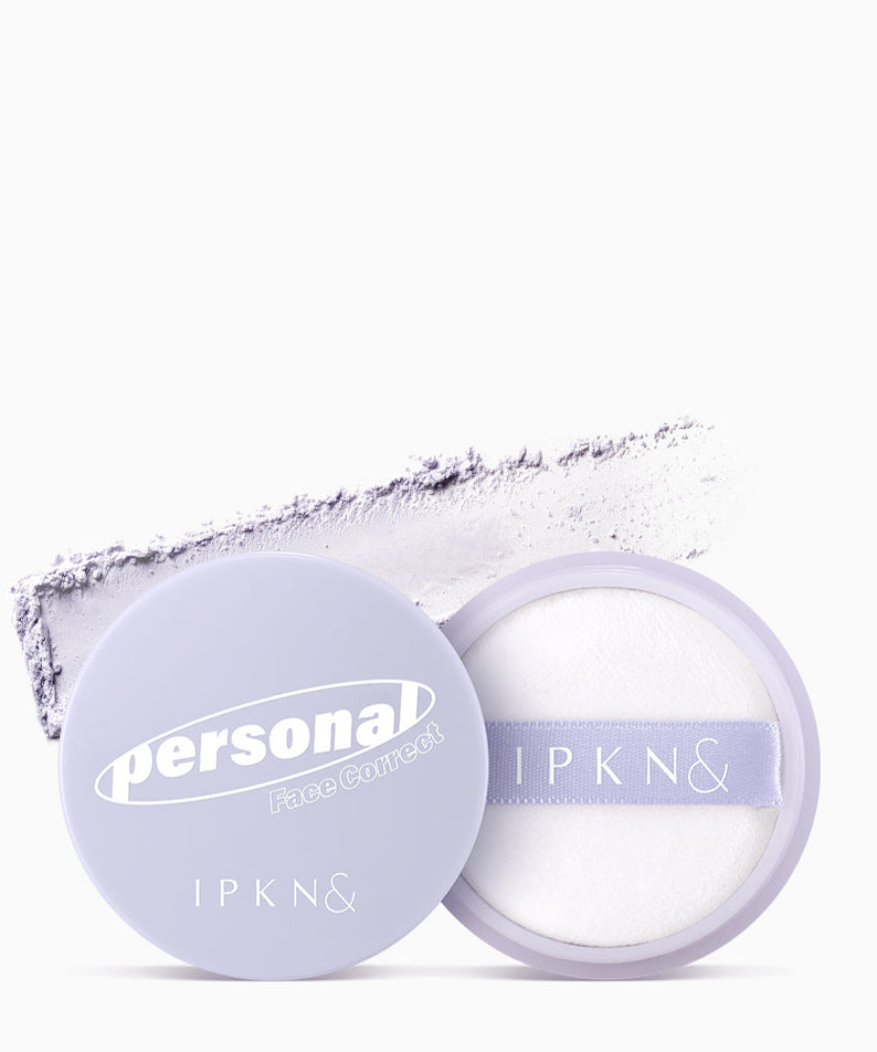 Poudre correctrice de teint IPKN Personal Tone Correcting Powder (Lavender) en lavande, avec boîtier ouvert et applicateur inclus.
