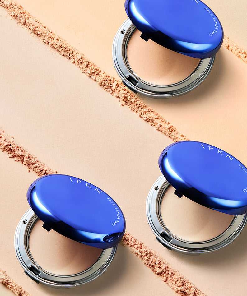 IPKN  Skin Finish Powder Pact (Main Product 14g + Refill 11g) en poudre, étui bleu sur fond beige, visuel maquillage