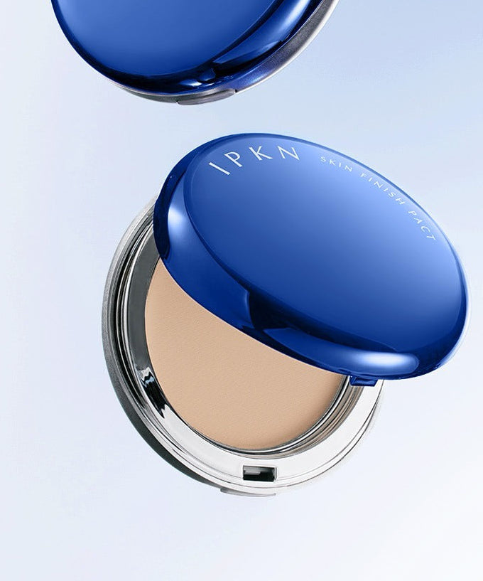 IPKN  Skin Finish Powder Pact (Main Product 14g + Refill 11g) en boîtier bleu sur fond clair, marque IPKN