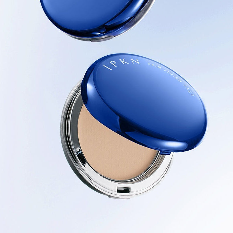 IPKN  Skin Finish Powder Pact (Main Product 14g + Refill 11g) en boîtier bleu sur fond clair, marque IPKN