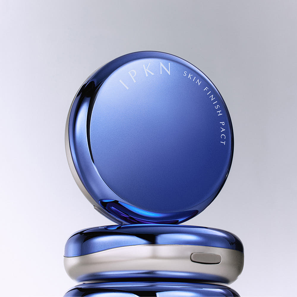 IPKN  Skin Finish Powder Pact (Main Product 14g + Refill 11g), boîtier bleu sur fond clair, marque IPKN.