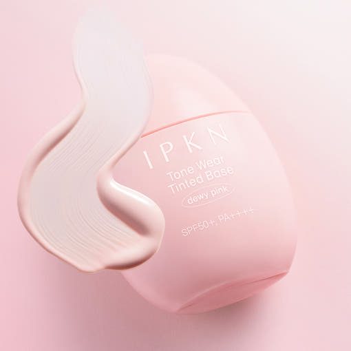 IPKN  Tonewear Tinted Tone-Up Base 40ml SPF50+ PA++++, flacon sur fond rose pastel, en lumière douce, marque IPKN visible.