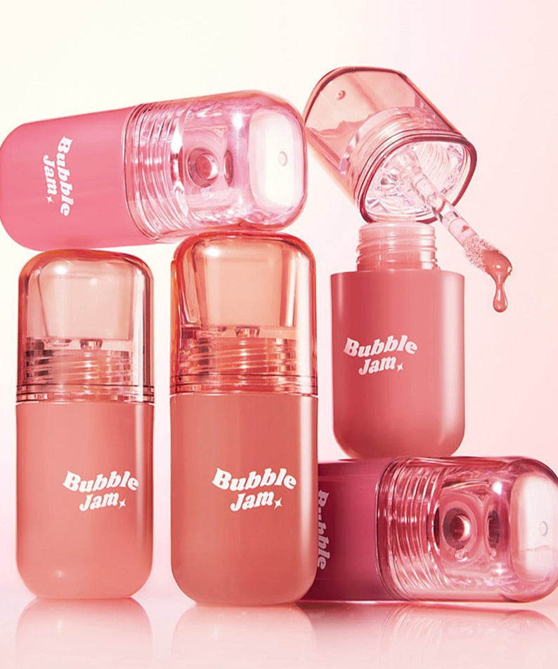 IPKN Bubble Jam Gloss avec teintes roses vibrantes et finition brillante, idéal pour un maquillage éclatant.