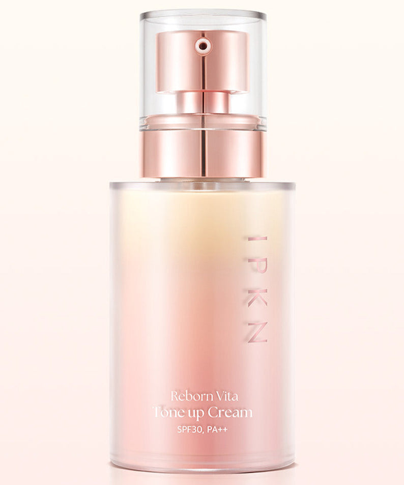 Crème tonifiante IPKNRibbon Vita Tone Up Cream 53ml en flacon pompe rose et or, améliore l'éclat de la peau.