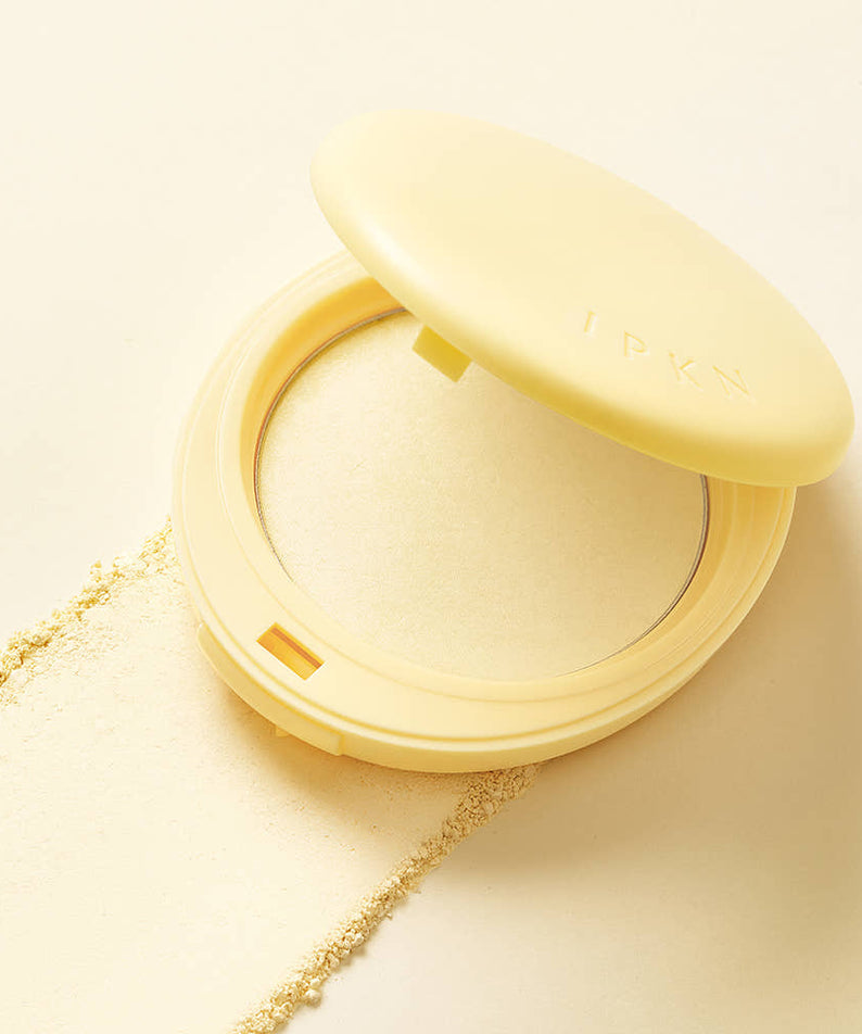 IPKN Tonewear Primer Pact 7.5g ouvert avec poudre sur le fond beige.