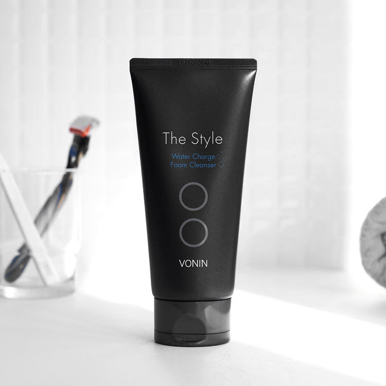 ISAKNOX  Bonin The Style Water Charge Foam Cleanser 150g : tube noir sur fond blanc, contexte salle de bain