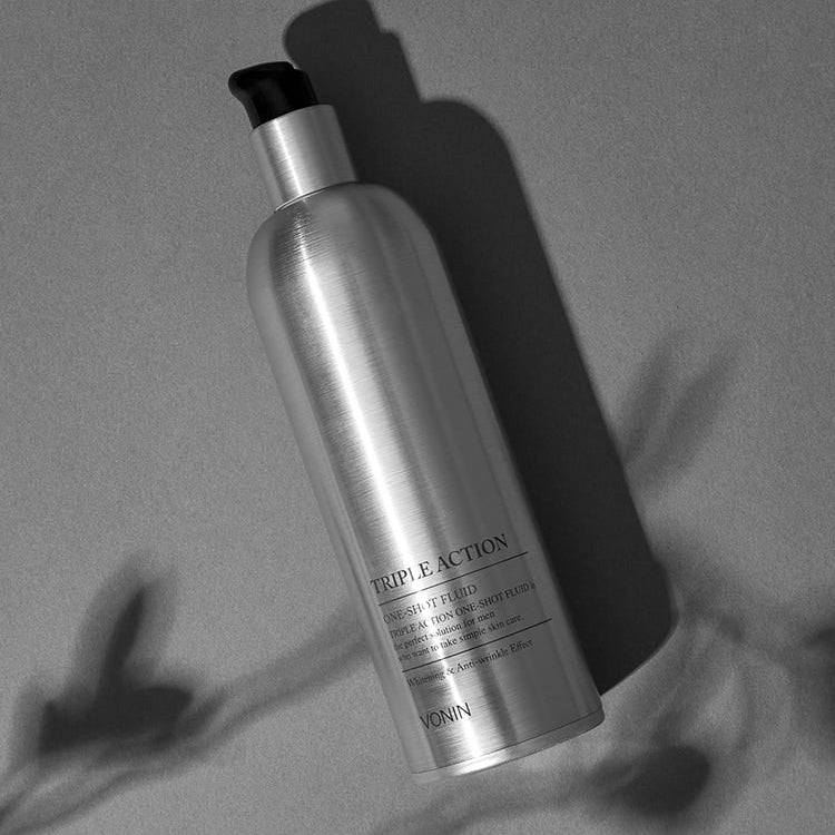 ISAKNOX  Bonin Triple One Shot Fluid 180ml, flacon argenté sur fond gris, contexte beauté cosmétique en studio