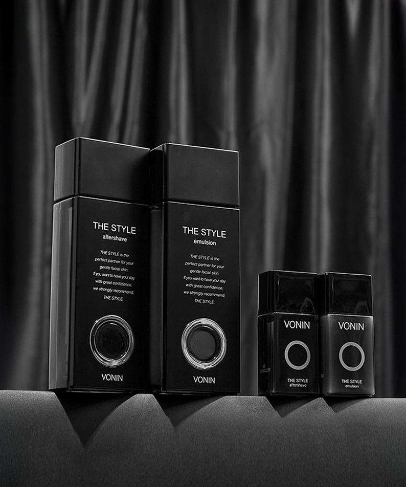 ISAKNOX  The Style Basic Basic Care Line 2 Pieces Planning Set : coffrets sur étagère noire, arrière-plan rideaux sombres.