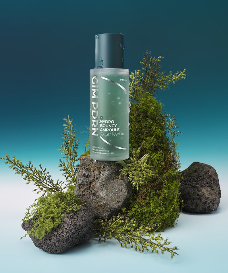 ISNTREE  Gim PDRN Hydro Bouncy Ampoule 50ml, flacon cosmétique sur rochers avec plantes en décor bleu-vert