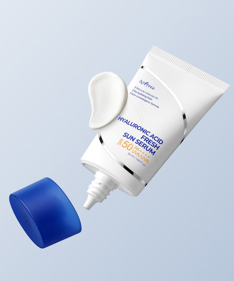 ISNTREE  Hyaluronic Acid Fresh Sun Serum 50ml, tube blanc et capuchon bleu sur fond bleu clair, style cosmétique