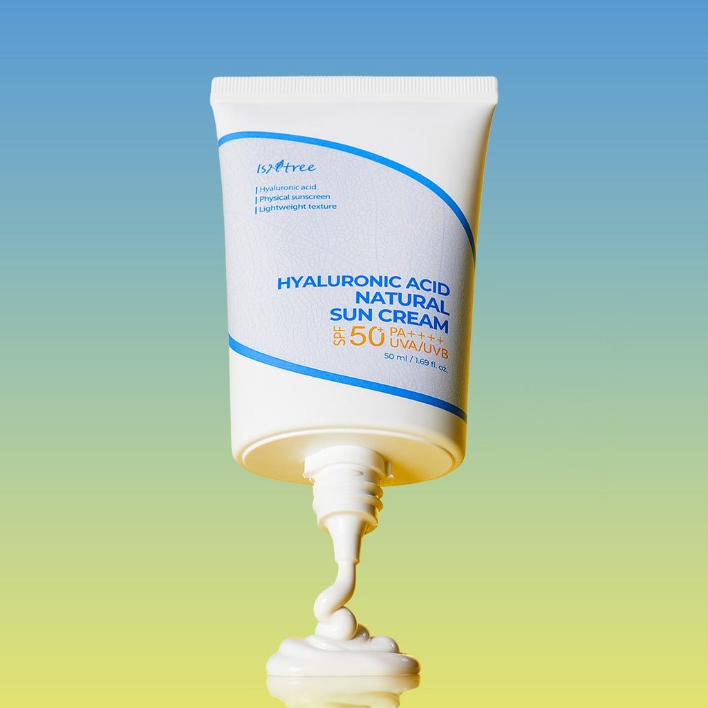 ISNTREE  Hyaluronic Acid Natural Sunscreen 50ml : tube crème solaire hydratante sur fond dégradé, visuel produit en gros plan.