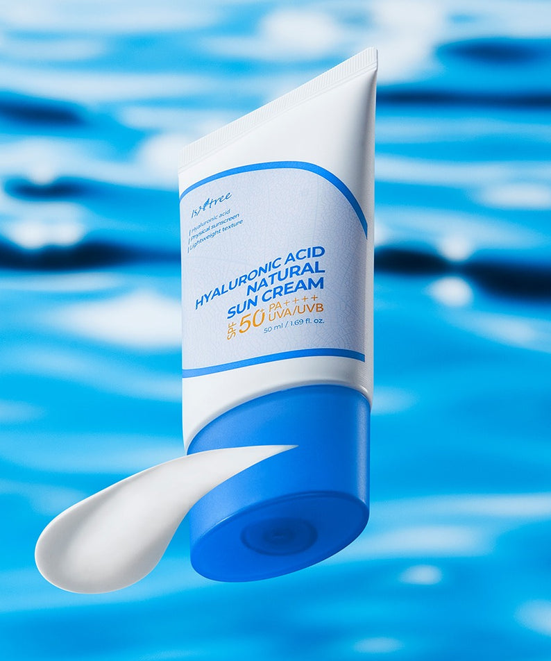 ISNTREE  Hyaluronic Acid Natural Sunscreen 50ml, tube crème solaire sur fond bleu aquatique, visuel produit de la marque