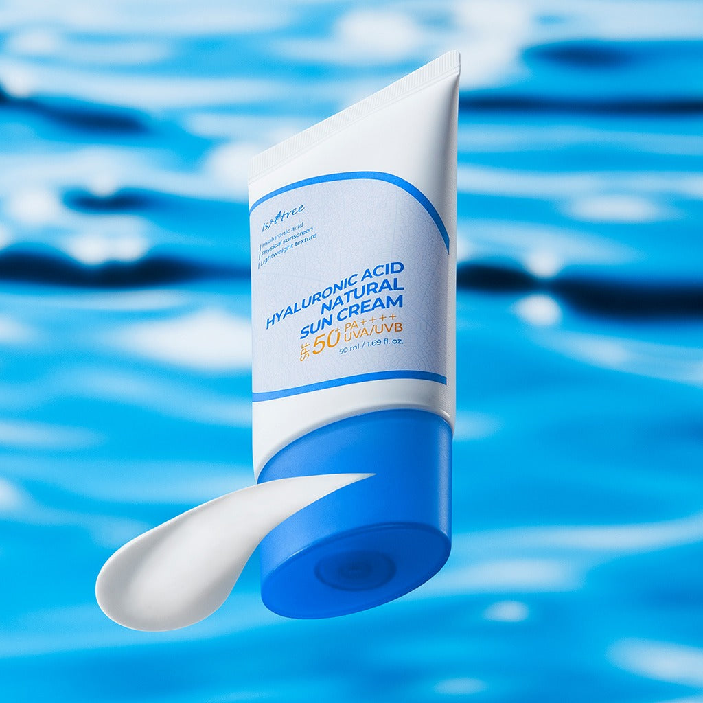 ISNTREE  Hyaluronic Acid Natural Sunscreen 50ml, tube crème solaire sur fond bleu aquatique, visuel produit de la marque