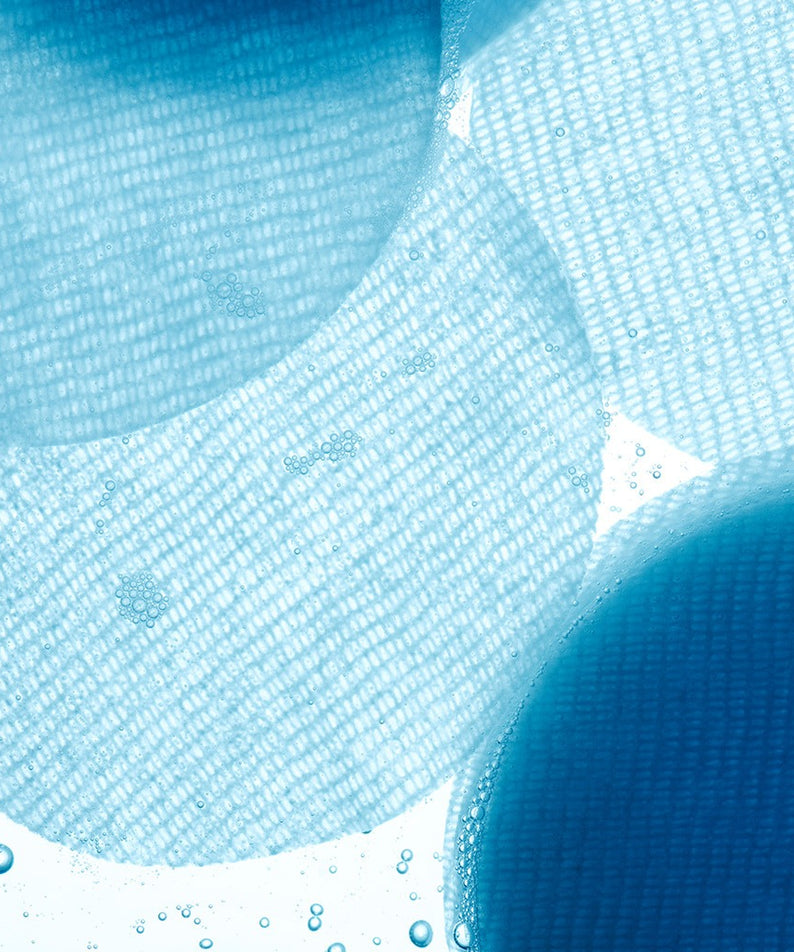 ISNTREE  Hyaluronic Acid ZINC Cooling Pad 60 Sheets, coussin rafraîchissant bleu sur fond aquatique, vue rapprochée