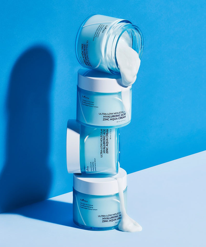 ISNTREE  Hyaluronic Acid ZINC Moisture Cream 80ml, flacons crème hydratante sur fond bleu, mise en scène produit.
