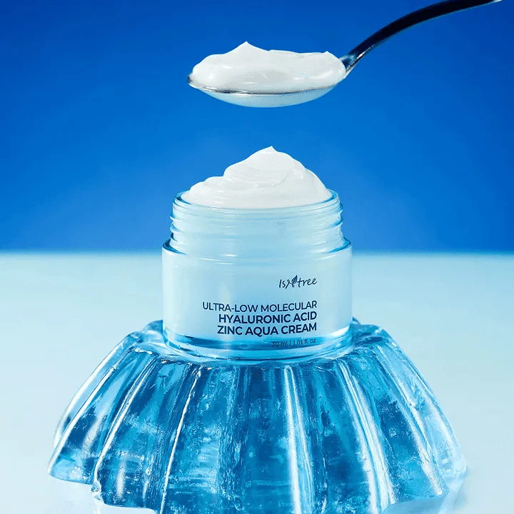 ISNTREE  Hyaluronic Acid ZINC Moisture Cream 80ml : crème hydratante posée sur fond bleu, texture de gel sur spatule.
