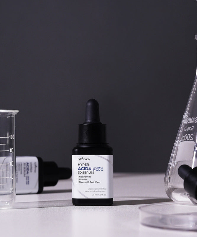 ISNTREE Hyper Acid 4 AHA BHA PHA RHA 30 Serum 20ml, flacon noir, contexte labo avec éprouvettes et pipettes.