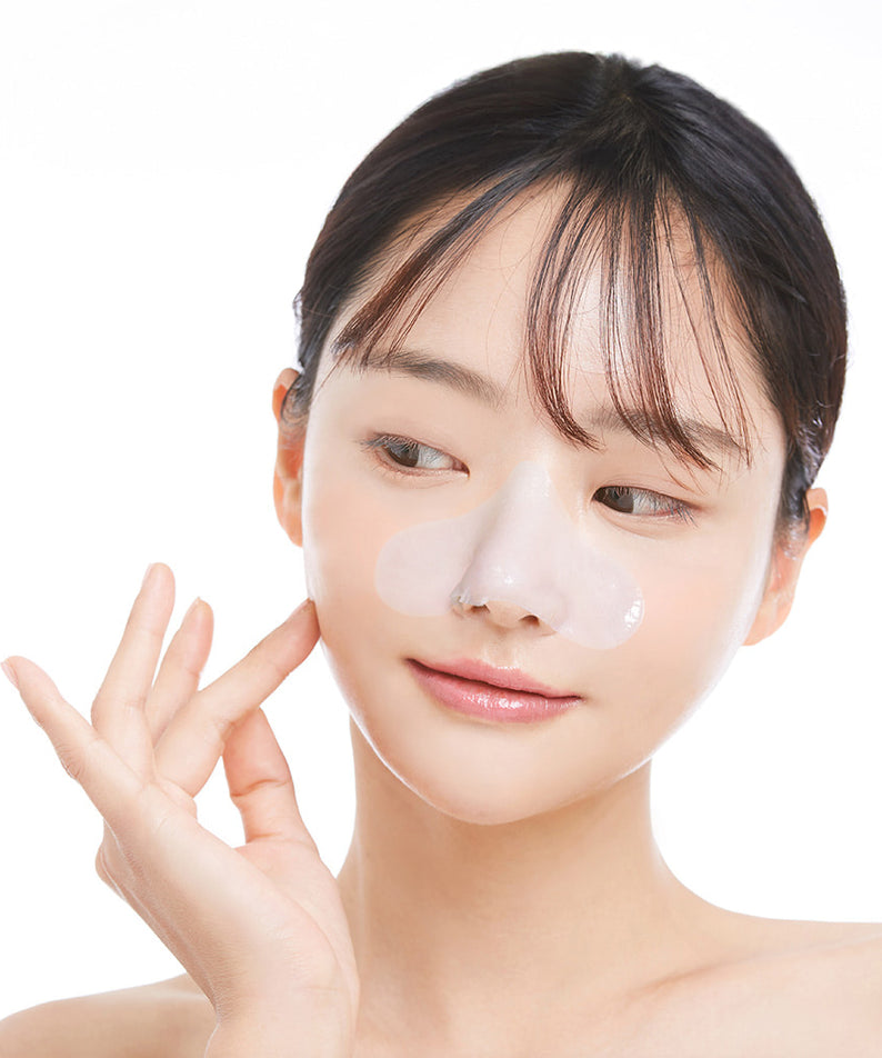 ISNTREE Mugwort Calming Clear Nose Pack_3.5+3.5g(5 sheets), visage avec patch nez apaisant, femme sur fond blanc.