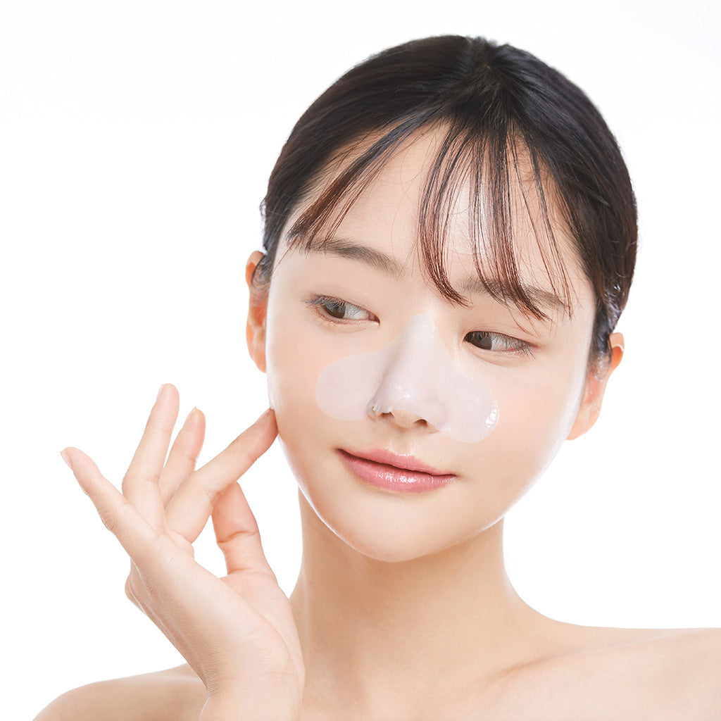 ISNTREE Mugwort Calming Clear Nose Pack_3.5+3.5g(5 sheets), visage avec patch nez apaisant, femme sur fond blanc.