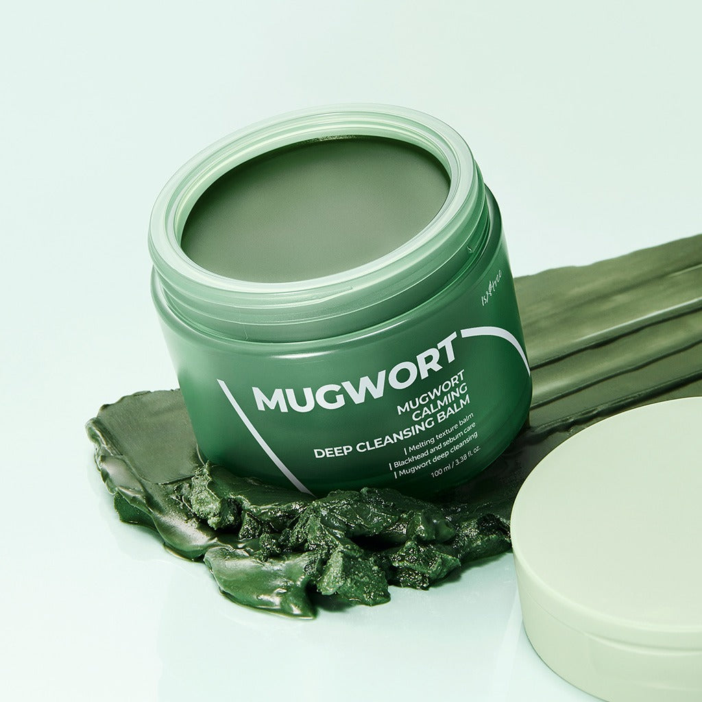 ISNTREE  Mugwort Calming Deep Cleansing Balm 100g : baume vert sur fond clair, feuilles de mugwort, contexte visuel beauté.