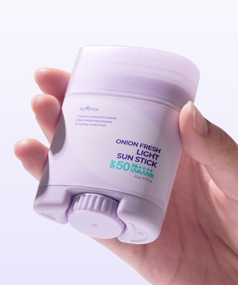 ISNTREE  Onion Fresh Light Sun Stick 22g : stick solaire en main, pot blanc, fond clair, produit de la marque ISNTREE.