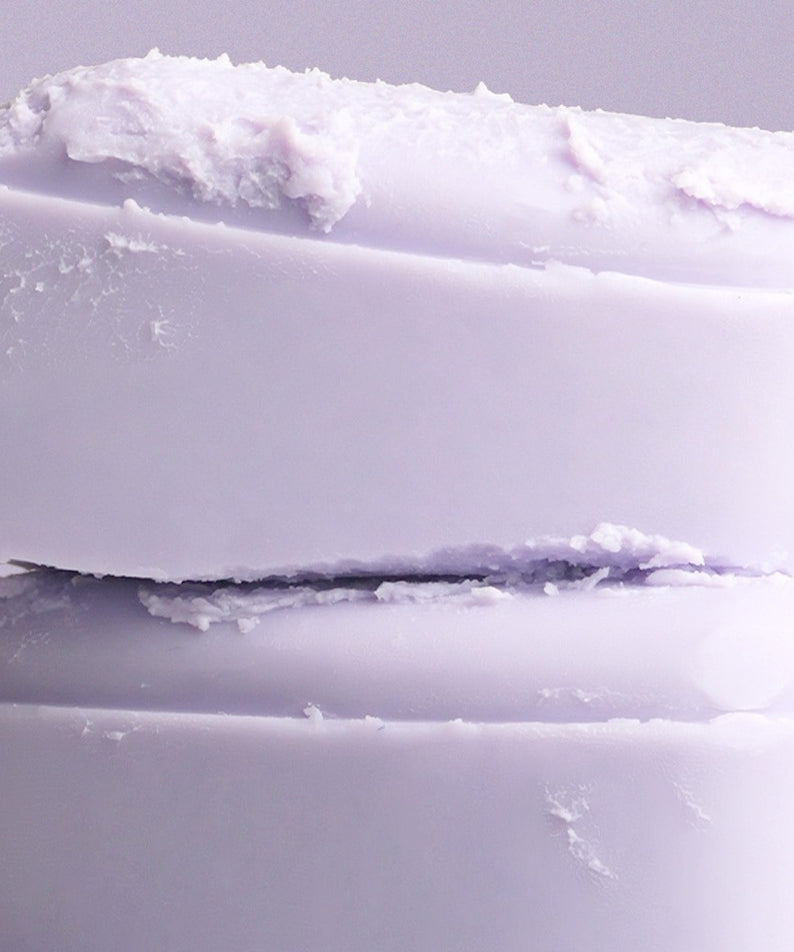 ISNTREE  Onion Fresh Light Sun Stick 22g : stick solaire translucide sur fond violet, textures crème, gros plan.
