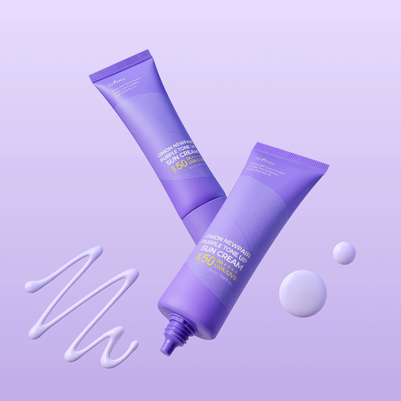 ISNTREE Onion Newpair Purple Tone-Up Sunscreen 50ml, tube violet sur fond pastel avec gouttes et texture crème