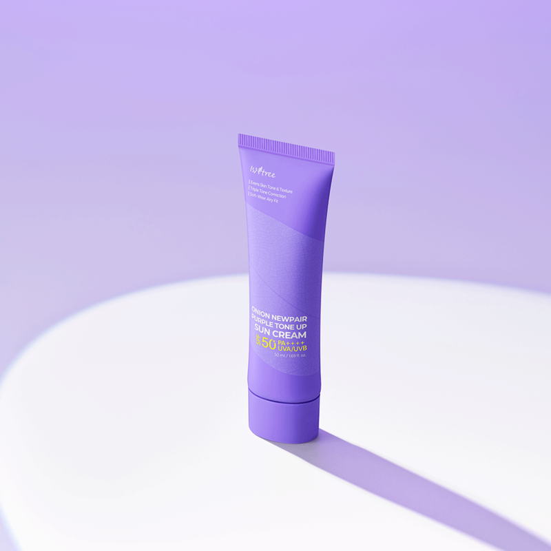 ISNTREE Onion Newpair Purple Tone-Up Sunscreen 50ml, tube violet de la marque ISNTREE sur fond pastel lilas