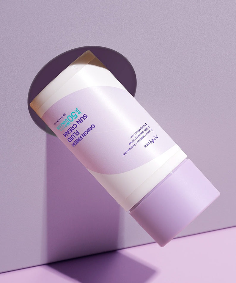 ISNTREE  Onion fresh Fluid Sun Cream 50ml sur fond violet, crème solaire visage en tube, photo produit.