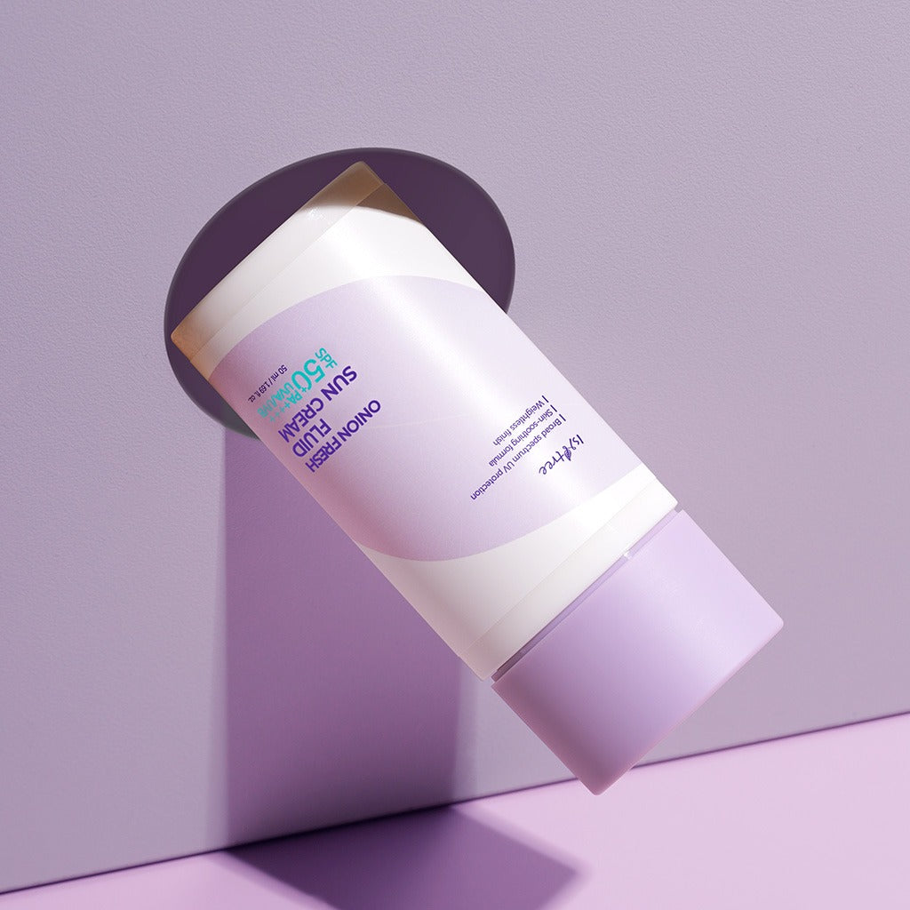 ISNTREE  Onion fresh Fluid Sun Cream 50ml sur fond violet, crème solaire visage en tube, photo produit.