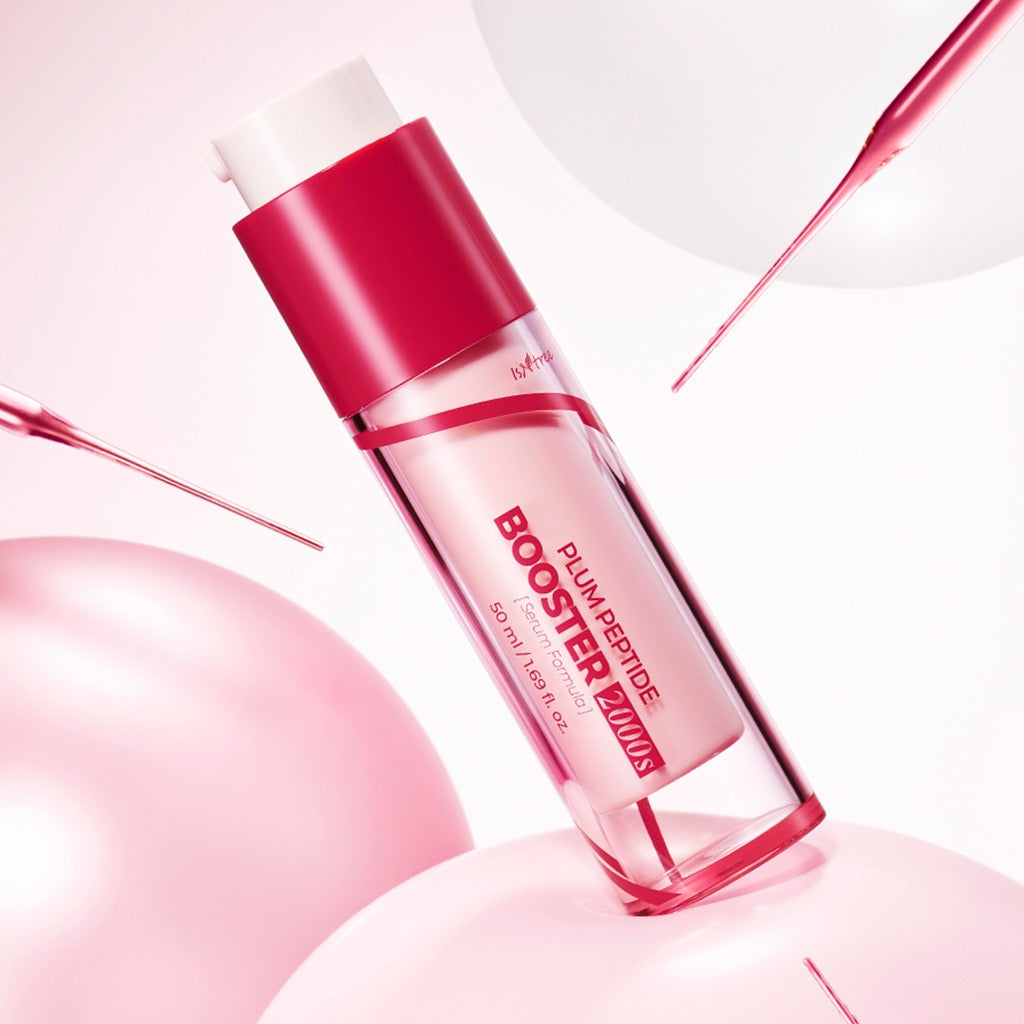 ISNTREE  Plum Peptide Booster 2000s 50ml sur fond rose, bouteille cosmétique avec gouttes et plumage rouge, studio.