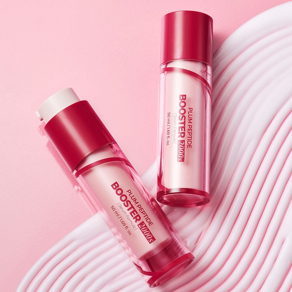 ISNTREE  Plum Peptide Booster 2000s 50ml, flacon rose sur fond rose avec effet rideaux et lignes, marque ISNTREE