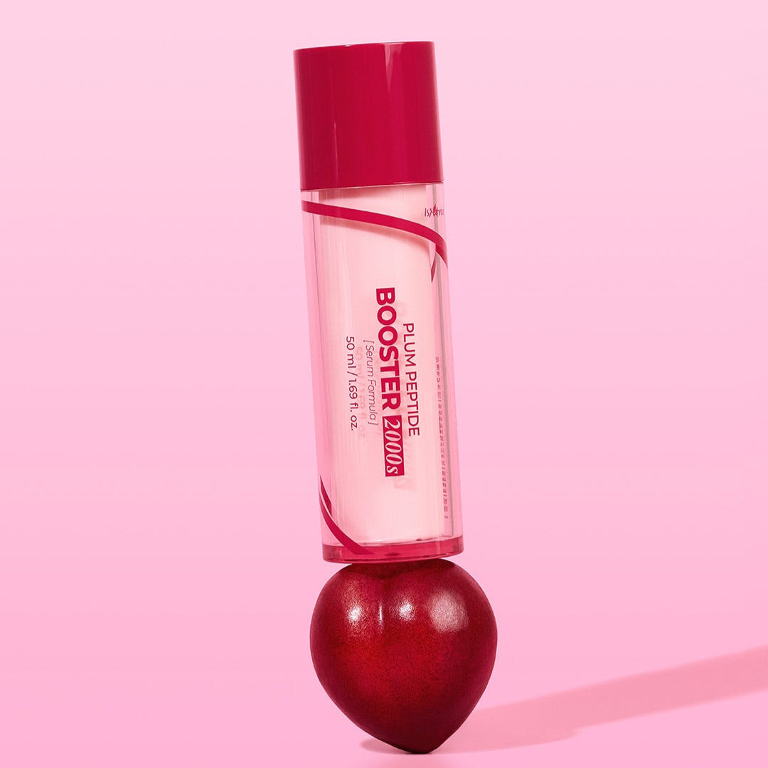 ISNTREE  Plum Peptide Booster 2000s 50ml, flacon rose et cœur prune sur fond rose, marque ISNTREE en gros plan