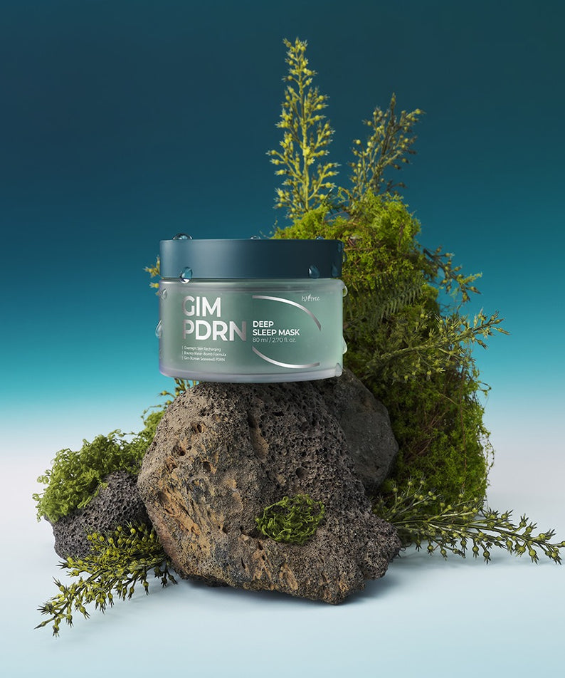 ISNTREE Gim PDRN Deep SLeep Mask 80ml présente sur un fond naturel, illustrant l'efficacité et la composition botanique du produit.