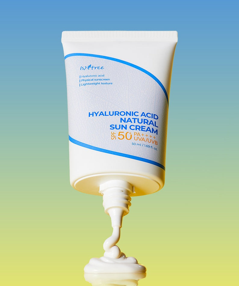 Tube de crème solaire ISNTREE Hyaluronic Acid Batural Sunscreen 50ml sur fond dégradé, bouchon ouvert avec crème qui s'écoule.