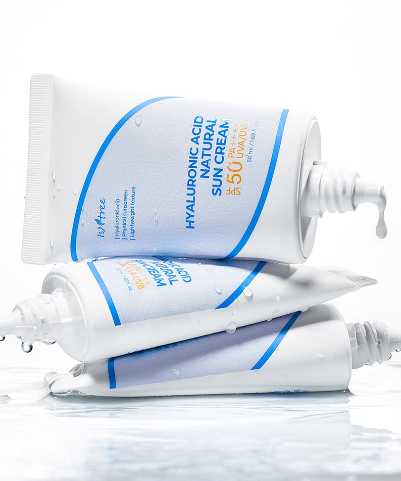 Crèmes solaires ISNTREE Hyaluronic Acid Batural Sunscreen 50ml empilées, protection solaire efficace et hydratante.