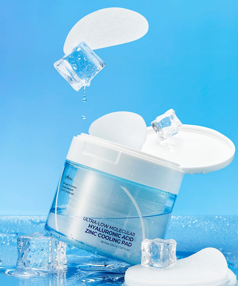 ISNTREE Hyaluronic Acid ZINC Cooling Pad 60 Sheets, pack de 60 compresses rafraîchissantes avec acide hyaluronique et zinc, fond bleu.