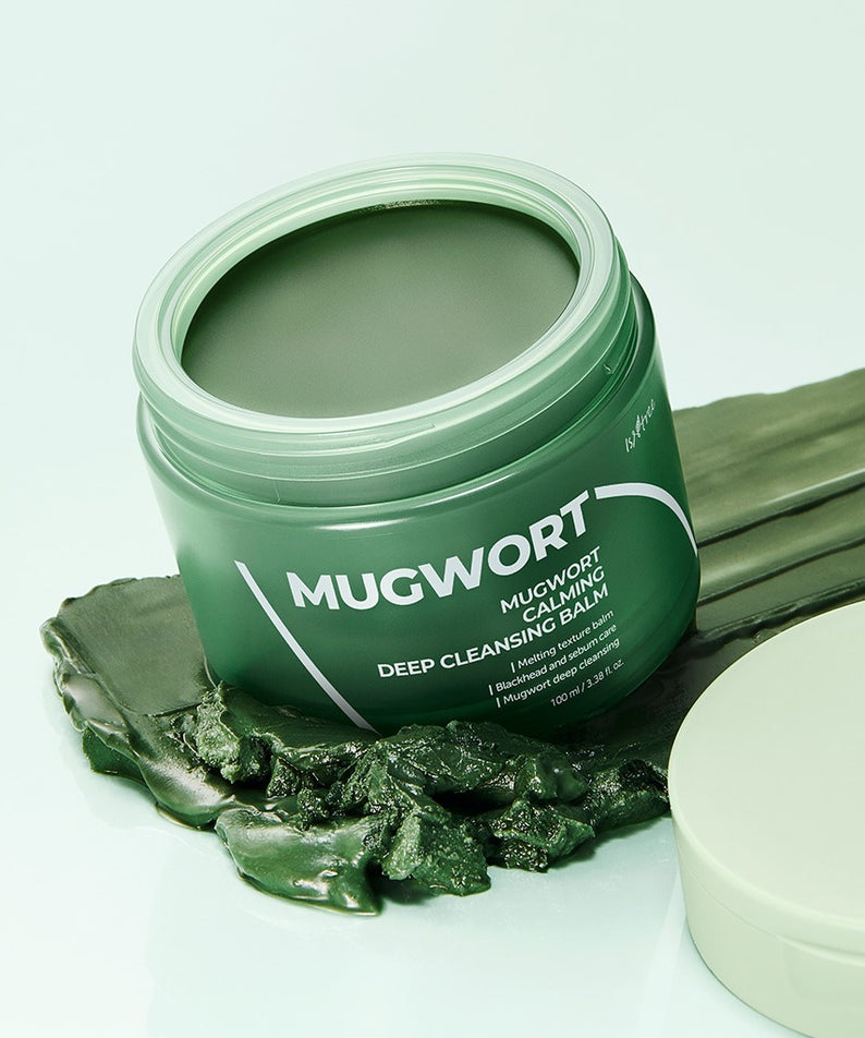 ISNTREE Mugwort Calming Deep Cleansing Balm 100g en pot ouvert sur fond vert, baume apaisant.