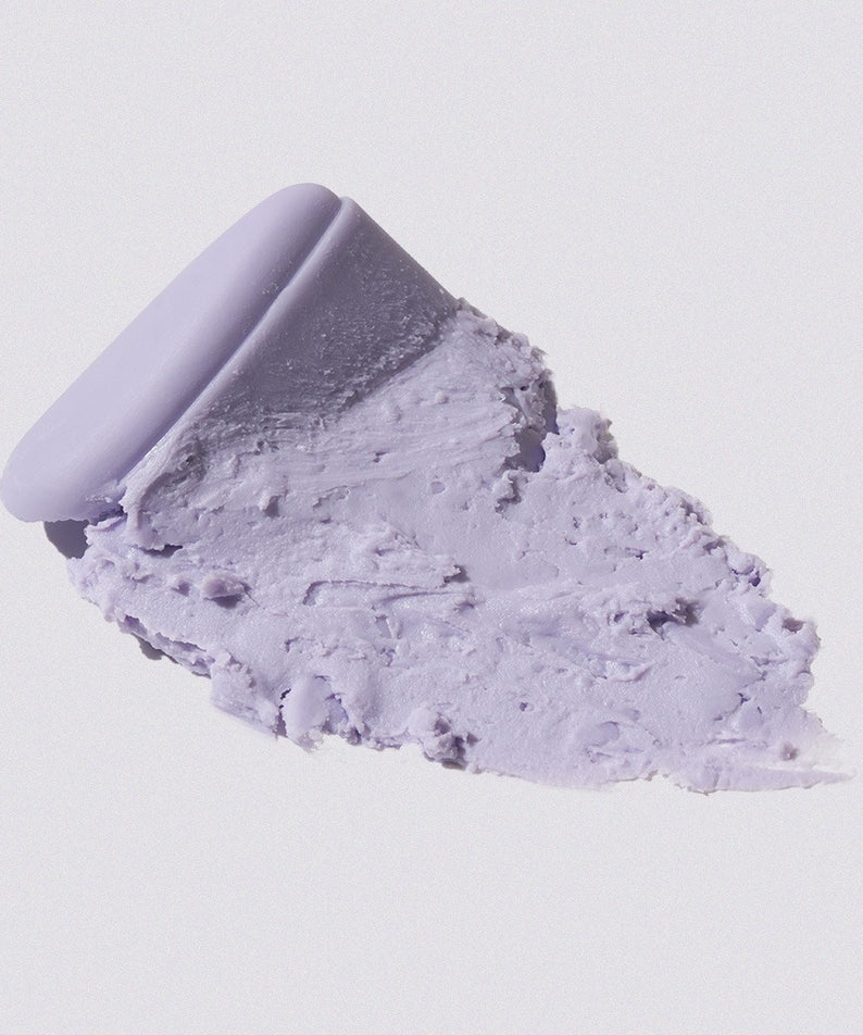 ISNTREE Onion Fresh Light Sun Stick 22g texture violette étalée sur fond blanc