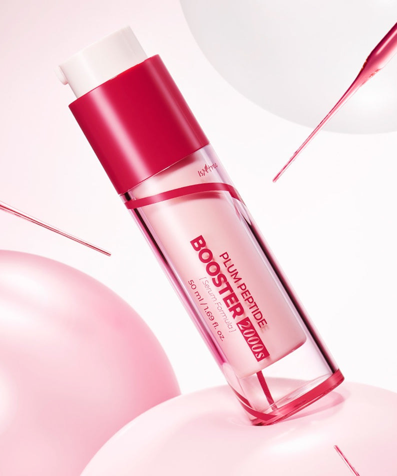Flacon de ISNTREE Plum Peptide Booster 2000s 50ml sur fond rose élégant, produit de soin visage premium.