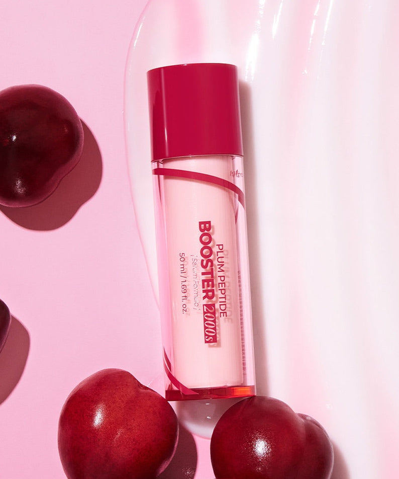 ISNTREE Plum Peptide Booster 2000s 50ml sur fond rose avec prunes rouges, produit de soin populaire.