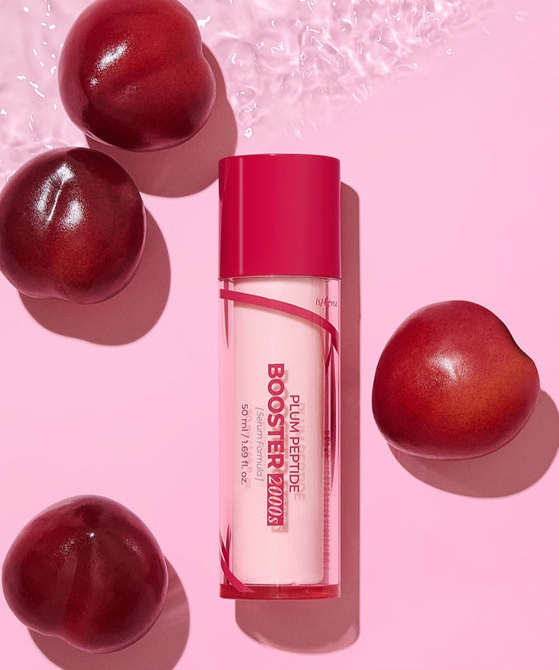 ISNTREE Plum Peptide Booster 2000s 50ml sur fond rose avec prunes fraîches.