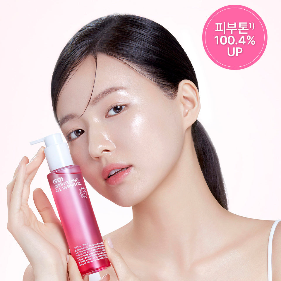 IS OI Brightening Cleansing Oil 150ml, ISOI : flacon rose près d’une femme visage, promo 100.4% UP sur fond clair.