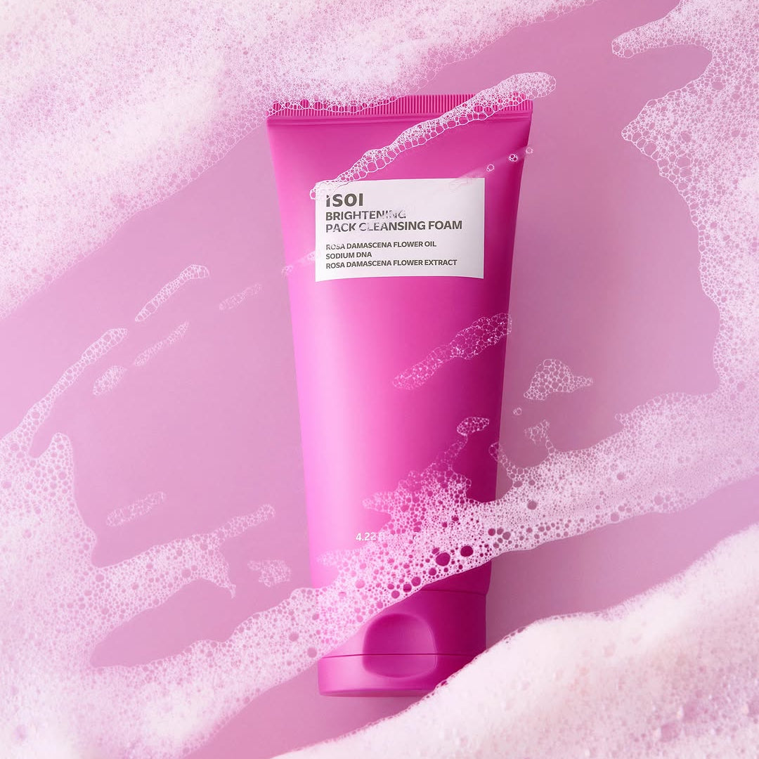 ISOI Brightening Pack Cleansing Foam 125ml, gel nettoyant de la marque ISOI, tube rose sur fond mousse rose
