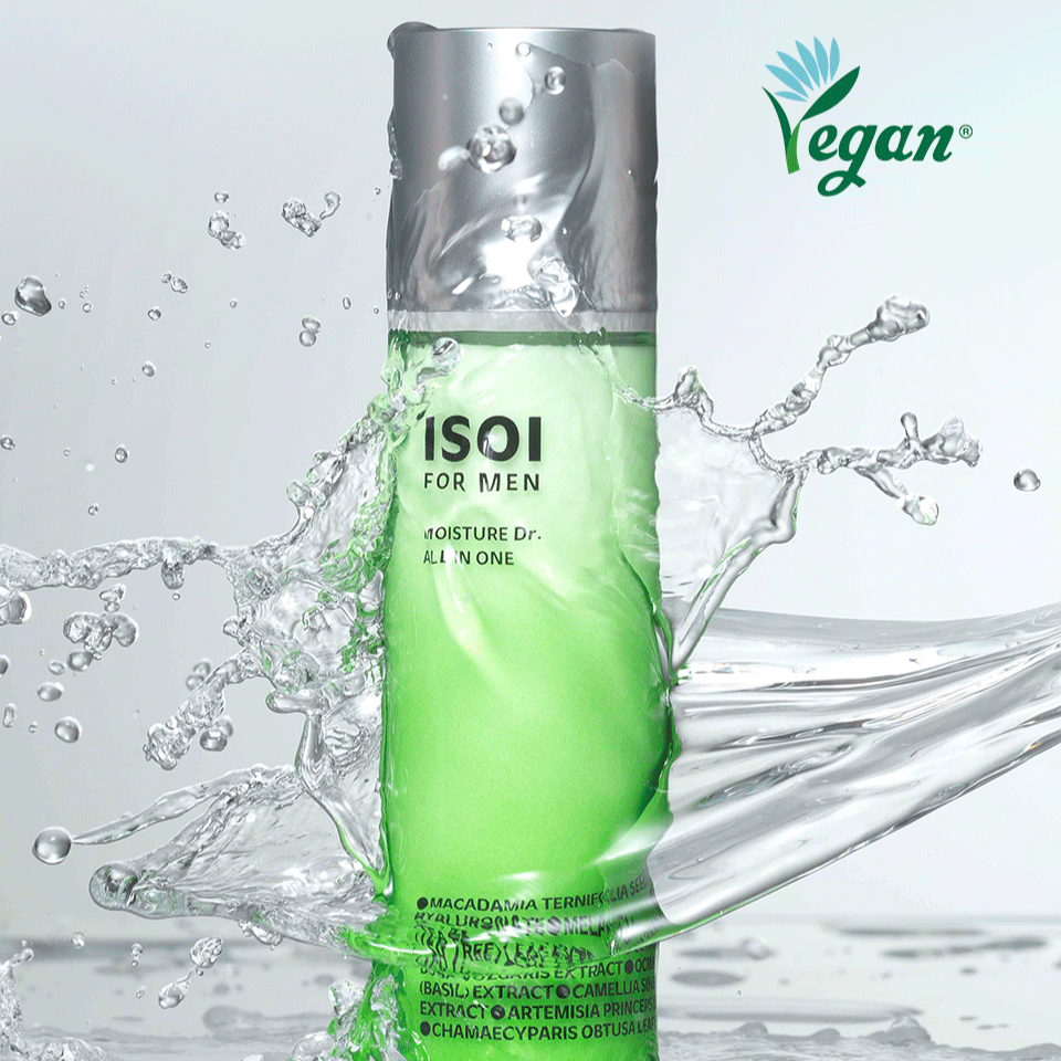 ISOI For Men Moisture Dr. All In One 100ml, flacon vert sur fond éclaboussures d’eau, marque ISOI, visuel cosmétique