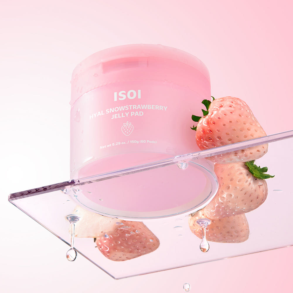 ISOIN Hyal Snowflake Strawberry Jelly Pad 60 sheets ISOI, pad rose et fraise en contexte visuel maquillage/soin beauté.