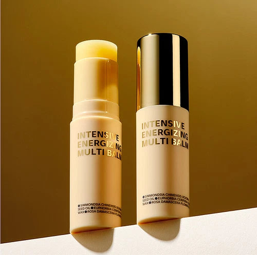 ISOI Intensive Energizing Multi-Balm 10g, baume multi-balm, flacons sur fond beige doré, marque ISOI en contexte produit