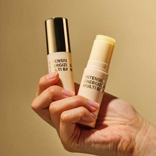 Main tenant ISOI Intensive Energizing Multi-Balm 10g, marques ISOI, flacons baume sur fond beige, soin visage