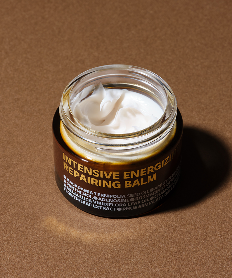 ISOI Intensive Energizing Repairing Balm 50ml : pot de baume ouvert, crème blanche, fond marron, mise en scène beauté.
