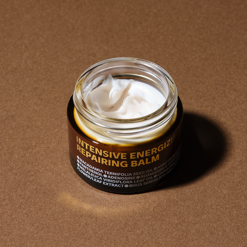 ISOI Intensive Energizing Repairing Balm 50ml : pot de baume ouvert, crème blanche, fond marron, mise en scène beauté.